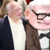 Ed Asner naast Carl