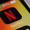 Netflix app logo op telefoon