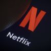 Netflix app logo met vinger