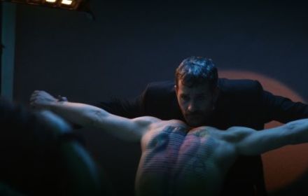 Jeffrey Godefroy (Koen de Bouw) laat zijn kunstwerk op de rug van Sam Ali (Yahya Mahayni) zien.