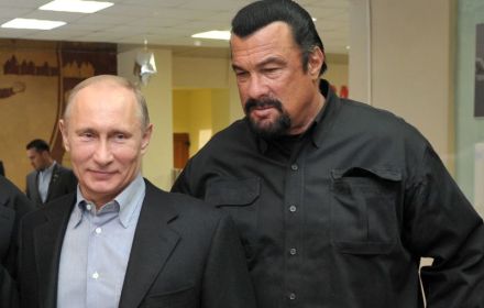 Een foto van Steven Seagal en Vladimir Poetin.