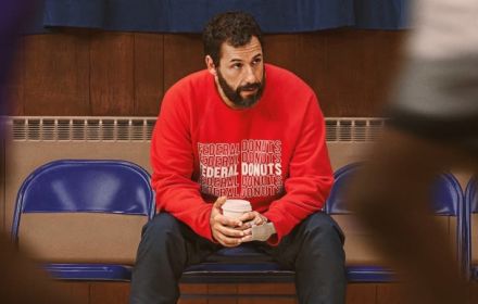 Een foto van Adam Sanlder in Hustle.