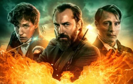 Dumbledore, Grindelwald en Newt Scamander op de poster voor Fantastic Beasts: The Secrets of Dumbledore.