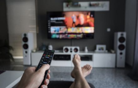 Televisie kijken met afstandsbediening