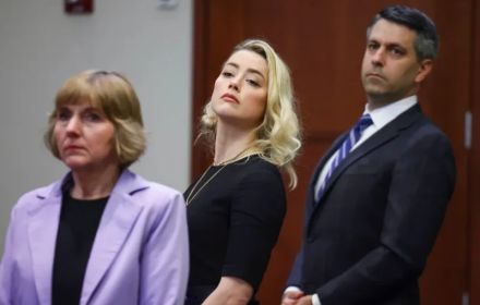 Een foto van Amber Heard in de rechtszaal.