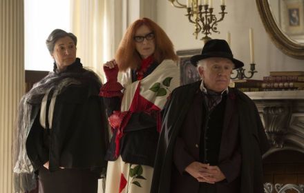 Een foto van Leslie Jordan in een scene van American Horror Story.