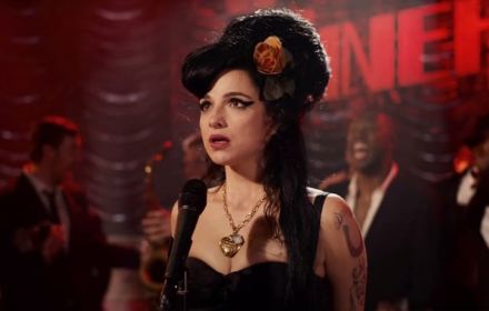 Een foto van Marisa Abela als Amy Winehouse