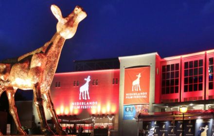 Een foto van de Gouden Kalveren bij de Stadsschouwburg.