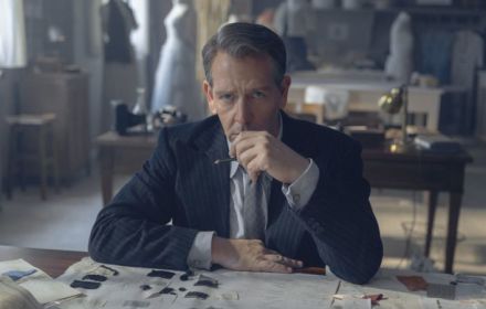 Een foto van Ben Mendelsohn als Christian Dior