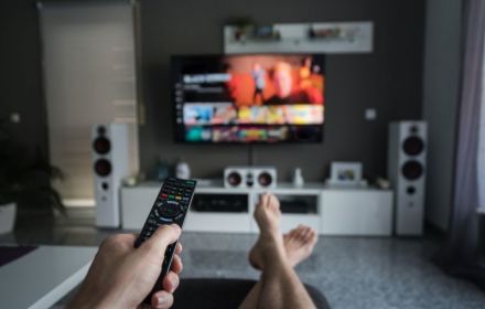 Man op bank met afstandsbediening