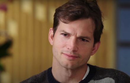 Een foto van Ashton Kutcher bij The Checkup with Dr. David Agus.