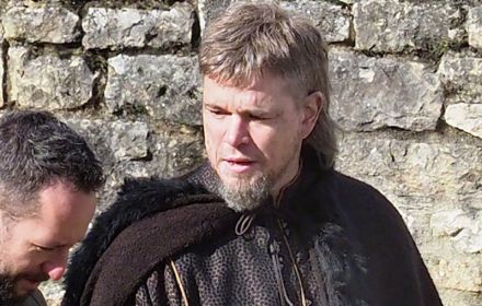 Nieuwe set-beelden van 'The Last Duel' met Adam Driver, Ben Affleck en Matt Damon