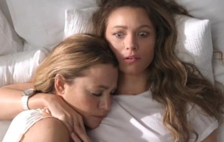 De nieuwe Amazon Prime-film Another Simple Favor levert precies wat je niet verwacht: een duister, gestileerd vervolg met een scène die de grenzen van goede smaak opzoekt. 