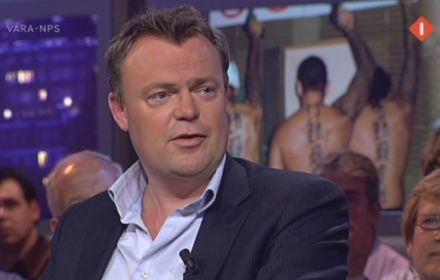 Huisjes aan tafel bij talkshow