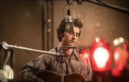 Still uit 'A Complete Unknown'