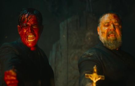 Een foto van Russell Crowe in The Pope's Exorcist