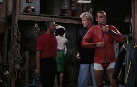 Earl Cameron in rood pak