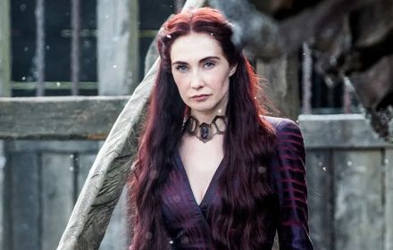 Een foto van Carice van Houten als Melisandre in Game of Thrones.