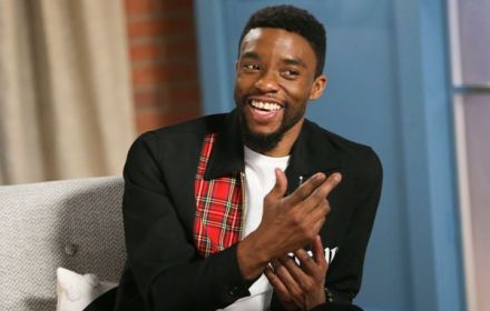 Chadwick Boseman lachend