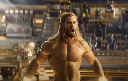Een foto van Chris Hemsworth in de trailer voor Thor: Love and Thunder.