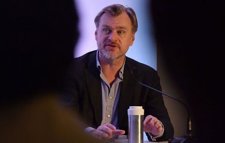 Christopher Nolan tijdens persconferentie