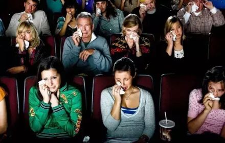 Mensen die huilen in een bioscoop.