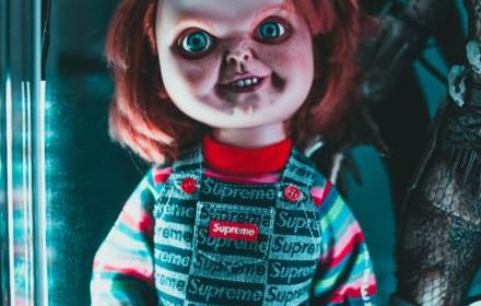 Een enge roodharige horror-pop. (Photo by Erik Mclean on Unsplash)