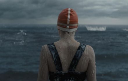 Een foto van Daisy Ridley in Young Woman and the Sea.