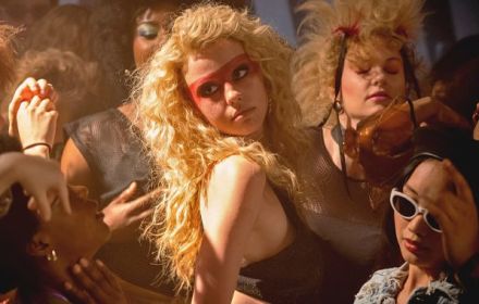 Een foto van Mia Goth in MaXXXine