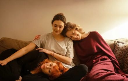 Still uit 'His Three Daughters'