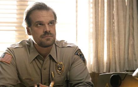 Een foto van David Harbour in Stranger Things