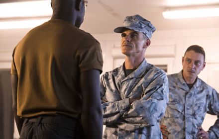 Scene uit Outside the Wire