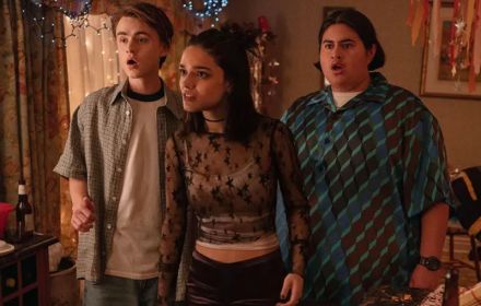 De eeuwwisseling is het begin van het einde van de wereld in deze bloederige horrorkomedie.