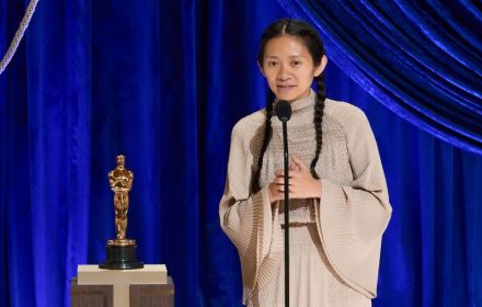 Chloé Zhao neemt haar Oscar in ontvangst.