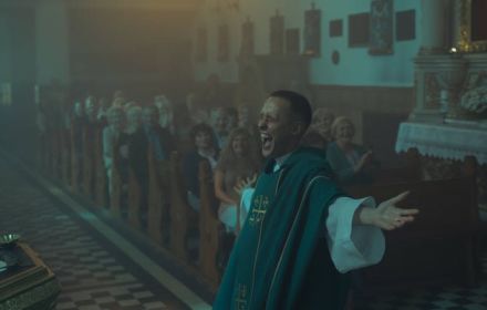 Een beeld uit de film 'Corpus Christi'