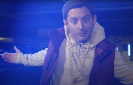 Elijah Wood als Frodo Baggins in de videoclip.