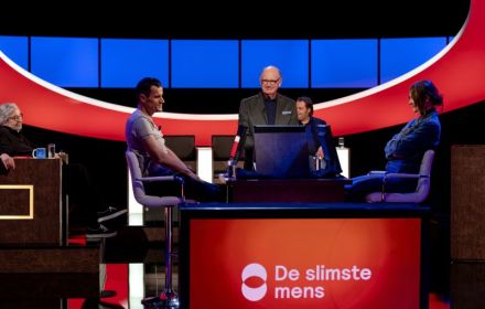 Een foto van Philip Freriks en twee kandidaten in de stuiod van De Slimste Mens