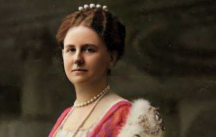 Beeld van Wilhelmina in de miniserie Wilhelmina, een Leven voor de Troon.