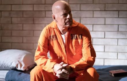 Een foto van Bruce Willis in Corrective Measures.