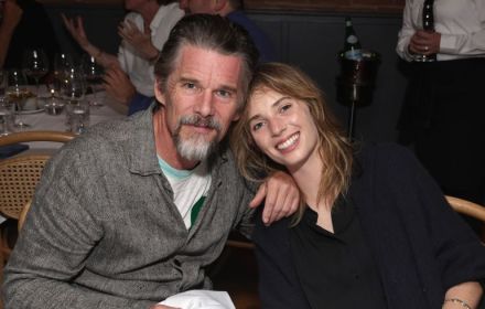 Een foto van Ethan Hawke en zijn cohter Maya Hawke