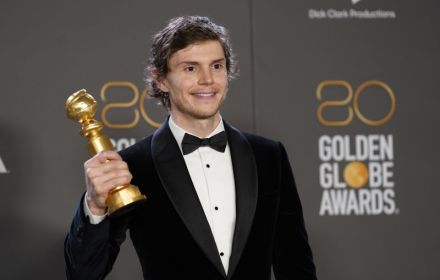 Een foto van Evan Peters bij de Golden Globes.