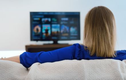 Vrouw die televisie kijkt