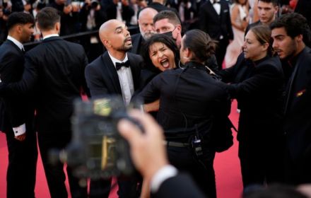 De vrouw in kwestie op de rode loper.
