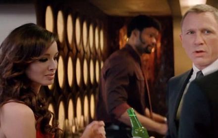 James Bond met flesje Heineken
