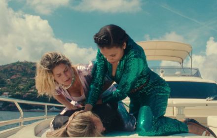 Still uit 'Nice Girls'