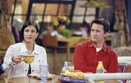 Een scène met Chandler en Monica in Friends.