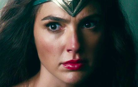 Gal Gadot kijkt boos