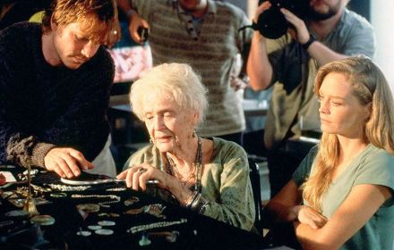 Een foto van Gloria Stuart op de set van Titanic.