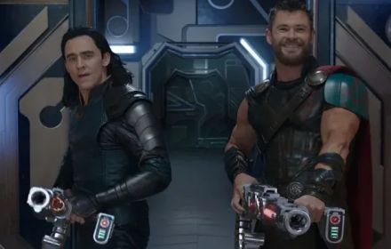 Chris Hemsworth en Tom Hiddleston in Thor: Ragnarok.