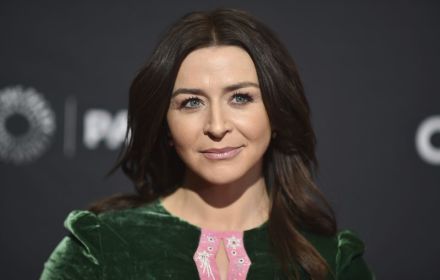 Bij de foto van een volledig verwoeste woonkamer schrijft ze dat haar dochters ternauwernood wisten te ontsnappen.